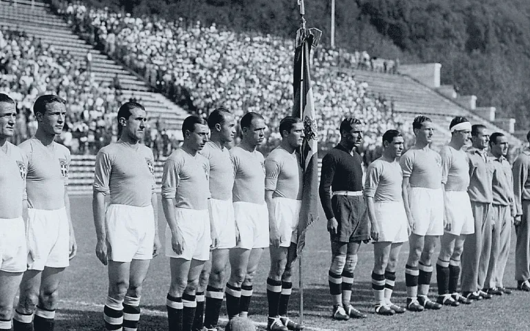 青训营年轻球员在训练场训练的实拍(家长在其中的角色)